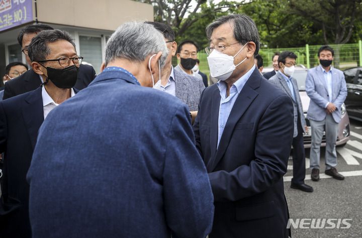 [의왕=뉴시스] 정병혁 기자 = 박근혜 정부 당시 청와대에 특수활동비를 제공한 혐의로 수감됐던 이병기 전 국가정보원장이 30일 경기 의왕시 서울구치소에서 가석방으로 나와 지지자들에게 인사를 하고 있다. 2022.05.30. jhope@newsis.com