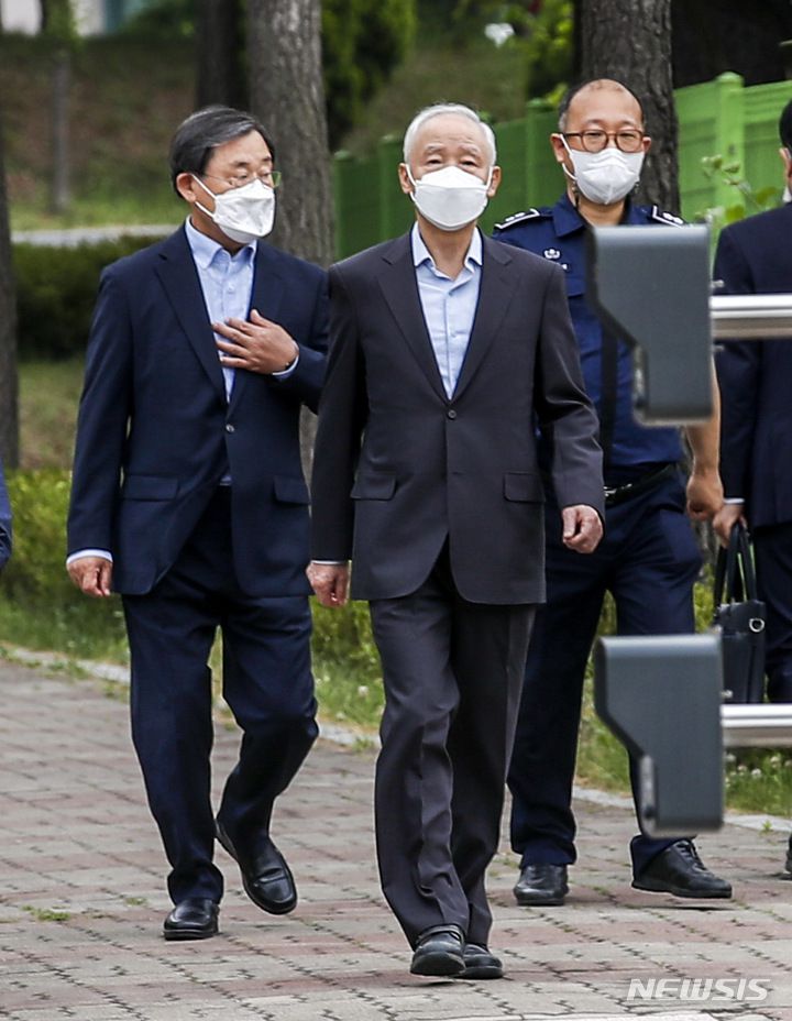 [의왕=뉴시스] 정병혁 기자 = 박근혜 정부 당시 청와대에 특수활동비를 제공한 혐의로 수감됐던 남재준 전 국가정보원장과 이병기 전 국가정보원장이 30일 경기 의왕시 서울구치소에서 가석방으로 풀려나고 있다. 2022.05.30. jhope@newsis.com