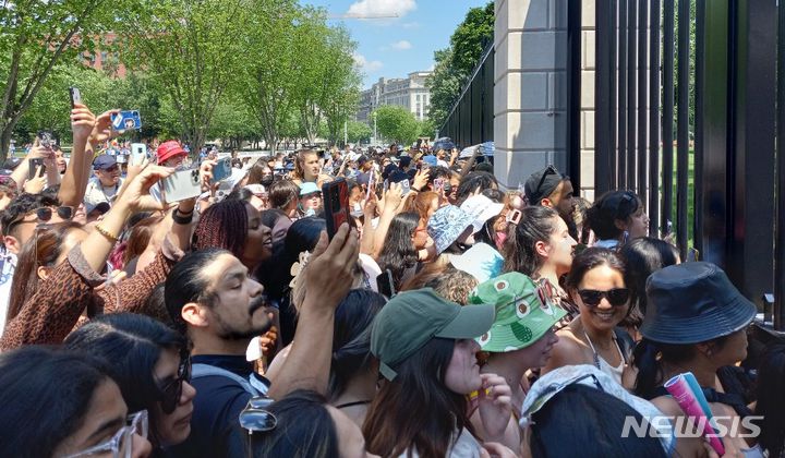 [서울=뉴시스] 워싱턴 공동취재단 = 5월 31일(현지시간) 미국 워싱턴D.C. 백악관 앞에 방탄소년단(BTS) 팬들이 몰려 들었다. BTS는 이날 백악관에서 아시아계 증오 범죄에 대한 입장을 밝히고 조 바이든 대통령과 면담을 했다. 2022.06.01. photo@newsis.com