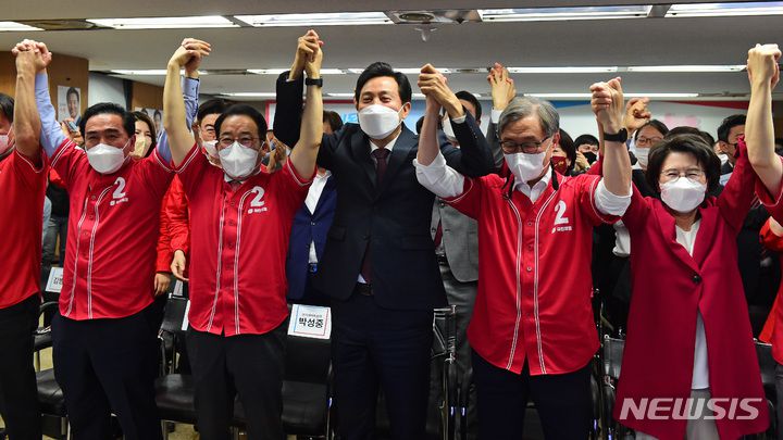 [서울=뉴시스] 국회사진기자단 = 오세훈 국민의힘 서울시장 후보가 1일 서울 중구 프레스센터에 마련된 캠프 개표상황실에서 출구조사 결과발표를 시청하며 기뻐하고 있다. 2022.06.01. photo@newsis.com