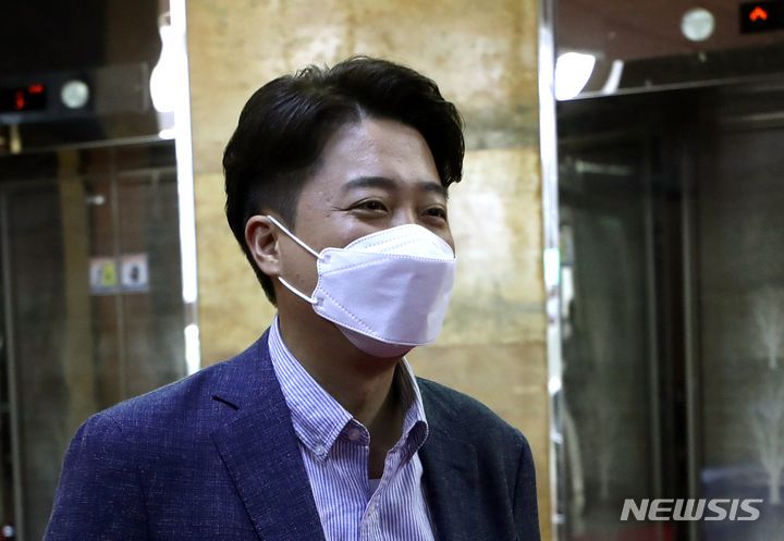 [서울=뉴시스] 전진환 기자 = 이준석 국민의힘 대표가 3일 오전 국회로 출근해 당 대표실로 향하고 있다.  2022.06.03. amin2@newsis.com