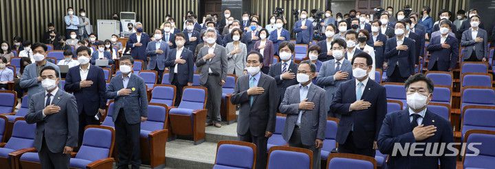 [서울=뉴시스] 김선웅 기자 = 박홍근 더불어민주당 당대표 직무대행 겸 원내대표를 비롯한 참석 당무위원, 국회의원들이 3일 오후 서울 여의도 국회에서 열린 더불어민주당 당무위원-국회의원 연석회의에서 국민의례를 하고 있다. 2022.06.03. mangusta@newsis.com