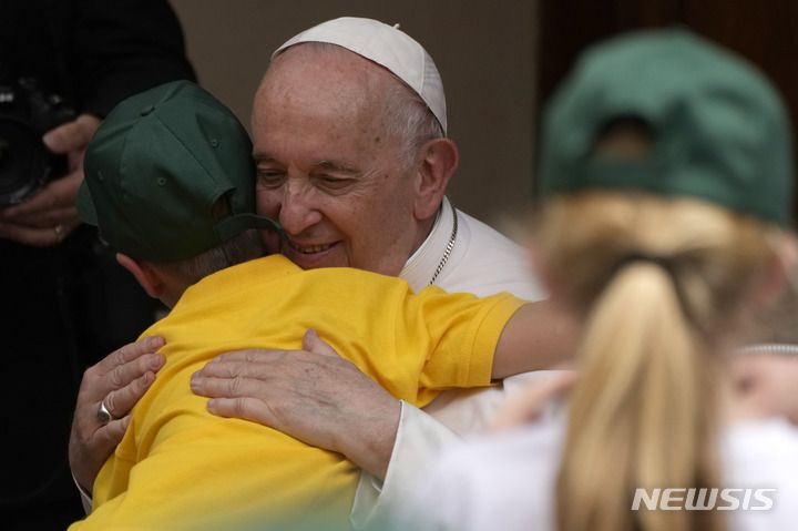 [바티칸=AP/뉴시스] 프란치스코 교황이 2022년 6월 4일(현지시간) 바티칸에서 열린 행사에서 우크라이나 난민 어린이를 따뜻하게 안아주고 있다.