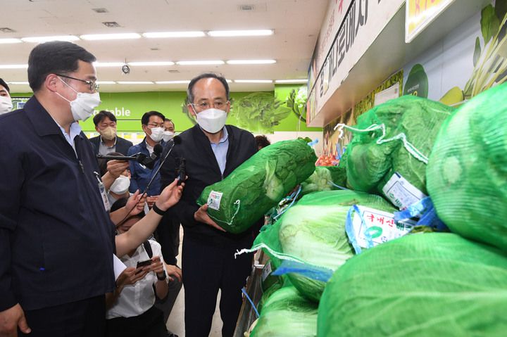 [서울=뉴시스] 최동준 기자 = 추경호 경제부총리 겸 기획재정부 장관이 지나 6월5일 서울 도봉구 농협 하나로마트를 방문해 생활물가 동향을 점검하고 있다. 2022.06.05. (사진=기획재정부 제공) photo@newsis.com *재판매 및 DB 금지