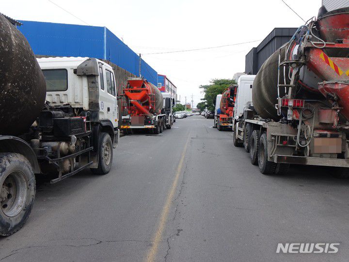 [제주=뉴시스] 오영재 기자 = 민주노총 화물연대의 총파업이 일주일 째 이어지고 있는 가운데, 13일 오후 시멘트 공급 부족으로 가동을 멈춘 제주의 한 레미콘 공장 인근 도로에 레미콘 차량들이 세워져 있다. 2022.06.13. oyj4343@newsis.com