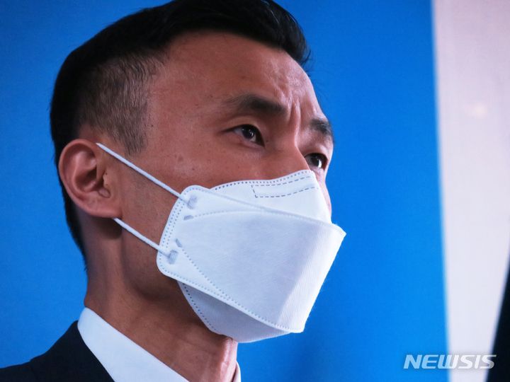 [인천=뉴시스] 김동영 기자 = 윤형진 국방부 국방정책실 정책기획과장이 16일 오후 연수구 옥련동 인천해양경찰서 3층 대회의실에서 열린 ‘서해 피격 공무원 수사 결과’ 브리핑에서 추가 설명을 하고 있다. 서해상에서 북한군에 의해 피살된 해양수산부 공무원 이모씨는 2020년 9월21일 북측 소연평도 해상 인근에서 어업지도 활동을 하던 중 실종됐고, 다음날 북한군에 의해 피격돼 시신이 불태워졌다. 2022.06.16. dy0121@newsis.com