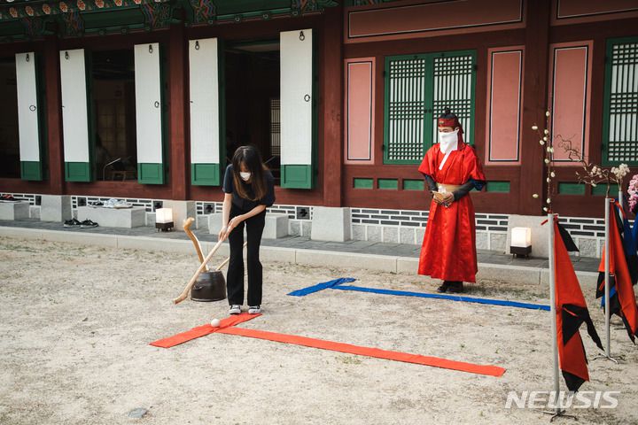 [서울=뉴시스] '수라간 시식공감' 격구놀이 체험 중인 참가자들. (사진=한국문화재재단 제공) 2022.06.17. photo@newsis.com *재판매 및 DB 금지