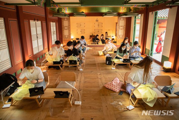 [서울=뉴시스] '수라간 시식공감' 노방 보자기 매듭 체험 중인 참가자들. (사진=한국문화재재단 제공) 2022.06.17. photo@newsis.com *재판매 및 DB 금지