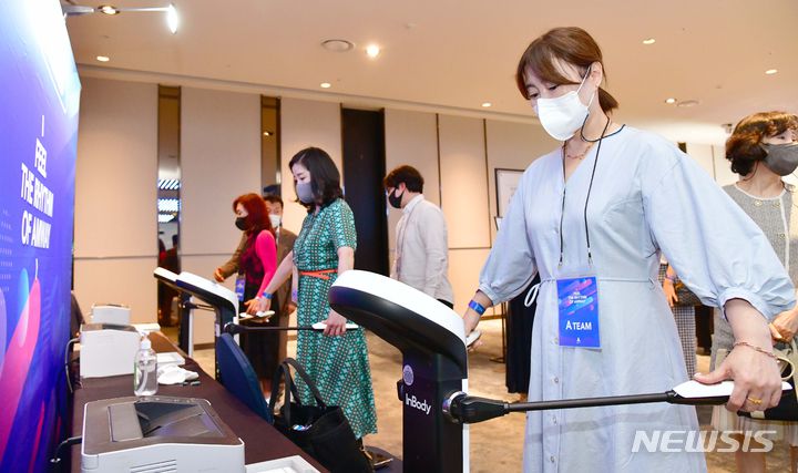 [서울=뉴시스] 한국암웨이는 23일부터 24일까지 수원 컨벤션센터에서 '스페셜 필더리듬오브암웨이' 행사를 연다. 사진은 지난해 6월17일 강릉 세인트존스 호텔에서 개최된 '필더리듬오브암웨이' 행사  '뉴트리라이트 바디키 마이핏 존'에서 방문객들이 인바디 측정 체험을 하고 있는 모습. (사진=한국암웨이 제공) 2022.06.17. photo@newsis.com