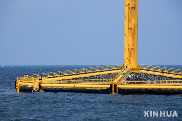 [칭다오=신화/뉴시스] 2022년 6월 18일 공개된 항공 사진에 앞선 7일 중국 산둥성 칭다오 앞바다의 어류 양식 실험 구역에서 직원들이 '선란 1호(Deep Blue No.1)'에 탑승해 대서양 연어를 수확하고 있다. '선란 1호'는 중국 서해 해안선에서 약 130해리(약 240km) 떨어진 해역에 있으며 중국이 건조한 최초의 완전 잠수형 심해 어류 양식 장비다. 5월 22일부터 6월 9일까지 이 장비를 통해 약 1만5천 마리의 대서양 연어가 어획됐으며, 이는 중국이 자가 번식한 심해산 대서양 연어의 첫 수확 사례로 기록됐다. 2025.06.11.