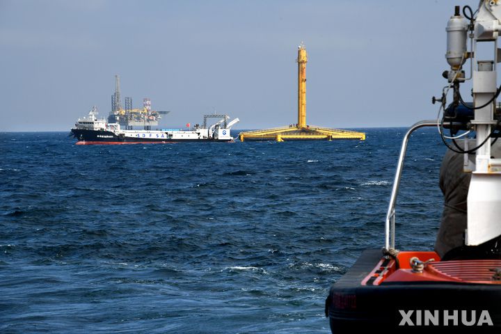 [칭다오=신화/뉴시스] 2022년 6월 18일 공개된 항공 사진에 앞선 7일 중국 산둥성 칭다오 앞바다의 어류 양식 실험 구역에서 연어 가공선 한 척이 대서양 연어를 수확하기 위해 '선란 1호(Deep Blue No.1)'에 접근하고 있다. '선란 1호'는 중국 서해 해안선에서 약 130해리(약 240km) 떨어진 해역에 있으며 중국이 건조한 최초의 완전 잠수형 심해 어류 양식 장비다. 5월 22일부터 6월 9일까지 이 장비를 통해 약 1만5천 마리의 대서양 연어가 어획됐으며, 이는 중국이 자가 번식한 심해산 대서양 연어의 첫 수확 사례로 기록됐다. 2025.06.11.