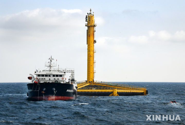 [칭다오=신화/뉴시스] 2022년 6월 18일 공개된 항공 사진에 앞선 7일 중국 산둥성 칭다오 앞바다의 어류 양식 실험 구역에서 연어 가공선 한 척이 대서양 연어를 수확하기 위해 '선란 1호(Deep Blue No.1)'에 접근하고 있다. '선란 1호'는 중국 서해 해안선에서 약 130해리(약 240km) 떨어진 해역에 있으며 중국이 건조한 최초의 완전 잠수형 심해 어류 양식 장비다. 5월 22일부터 6월 9일까지 이 장비를 통해 약 1만5천 마리의 대서양 연어가 어획됐으며, 이는 중국이 자가 번식한 심해산 대서양 연어의 첫 수확 사례로 기록됐다. 2025.06.11.