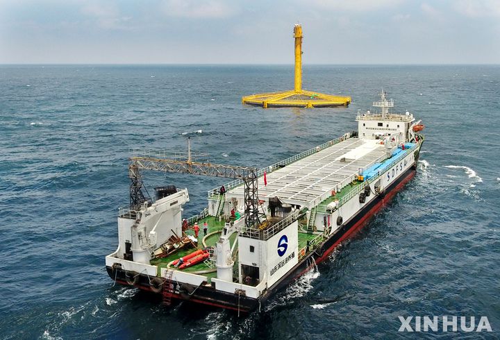 [칭다오=신화/뉴시스] 2022년 6월 18일 공개된 항공 사진에 앞선 7일 중국 산둥성 칭다오 앞바다의 어류 양식 실험 구역에서 연어 가공선 한 척이 대서양 연어를 수확하기 위해 '선란 1호(Deep Blue No.1)'에 접근하고 있다. '선란 1호'는 중국 서해 해안선에서 약 130해리(약 240km) 떨어진 해역에 있으며 중국이 건조한 최초의 완전 잠수형 심해 어류 양식 장비다. 5월 22일부터 6월 9일까지 이 장비를 통해 약 1만5천 마리의 대서양 연어가 어획됐으며, 이는 중국이 자가 번식한 심해산 대서양 연어의 첫 수확 사례로 기록됐다. 2025.06.11.