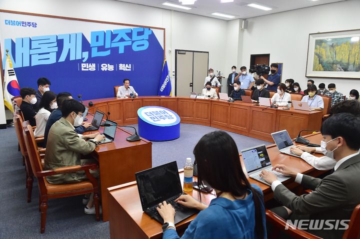 [서울=뉴시스] 김선웅 기자 = 우상호 더불어민주당 비상대책위원장이 19일 서울 여의도 국회에서 기자간담회를 하고 있다. (공동취재사진) 2022.06.19. photo@newsis.com