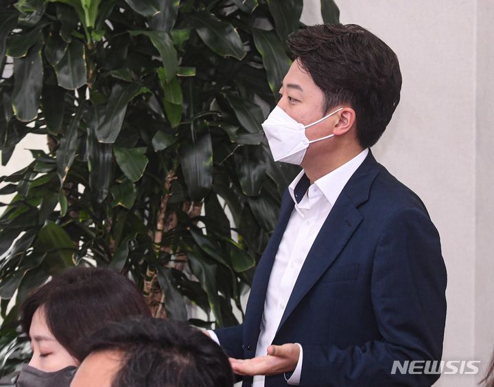 [서울=뉴시스] 전진환 기자 = 이준석 국민의힘 대표가 20일 서울 여의도 국회에서 열린 최고위원회의에서 비공개 회의 현안 논의 문제를 놓고 배현진 최고위원과 논쟁을 벌인 뒤 자리에서 일어나 항의하고 있다. (공동취재사진) 2022.06.20.  photo@newsis.com