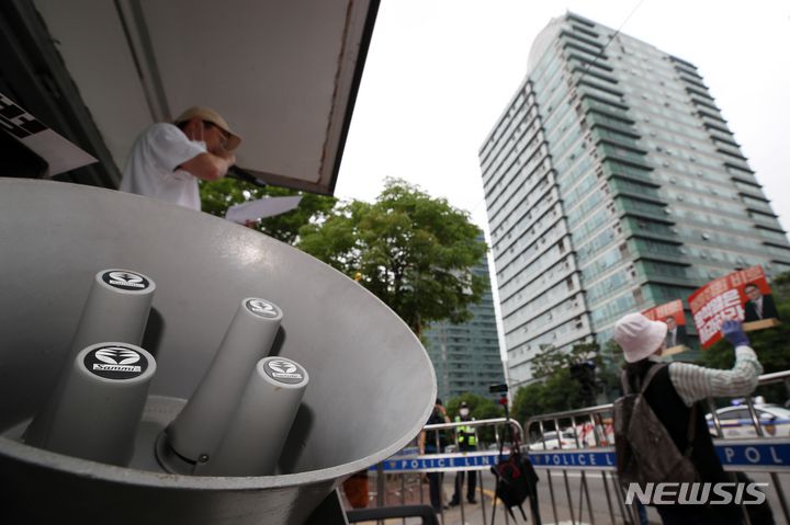 [서울=뉴시스] 조성우 기자 = 유튜브 채널 '서울의소리' 관계자들이 지난해 6월20일 오전 서울 서초구 윤석열 대통령 자택 인근에서 집회를 하고 있다. 2022.06.20. xconfind@newsis.com