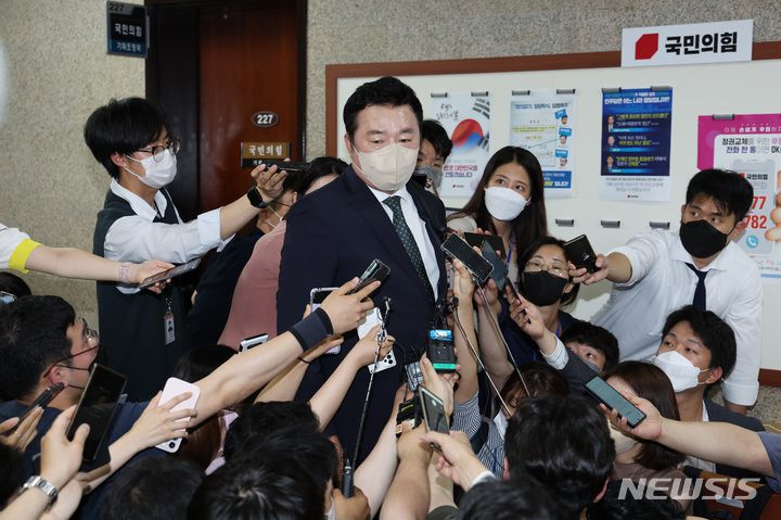 [서울=뉴시스] 고범준 기자 = 김철근 국민의힘 당 대표 정무실장이 22일 참고인 조사를 위해 서울 여의도 국회에서 열린 당 중앙윤리위원회 회의장으로 입장하고 있다. (공동취재사진) 2022.06.22. photo@newsis.com