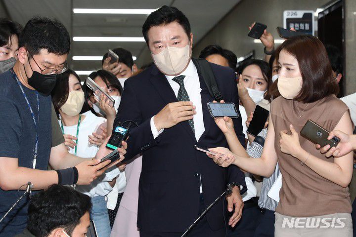 [서울=뉴시스] 고범준 기자 = 지난달 22일 오후 국회에서 국민의힘 이준석 대표에 대한 성상납 및 증거인멸 의혹을 조사하기 위한 당 윤리위원회가 열리고 있는 가운데, 이 대표의 최측근인 김철근 당대표 정무실장이 취재진들의 질문에 답하고 있다. (공동취재사진) 2022.06.22. photo@newsis.com