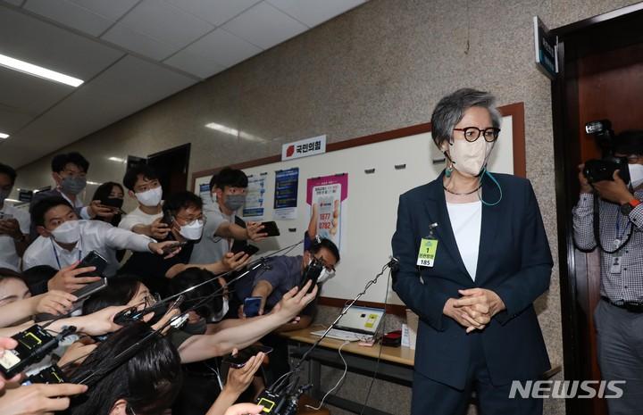 [서울=뉴시스] 고범준 기자 = 국민의힘 이양희 윤리위원장이 지난 22일 국회에서 열린 중앙윤리위원회에 취재진들의 질문을 받으며 들어가고 있다. (공동취재사진) 2022.06.22. photo@newsis.com