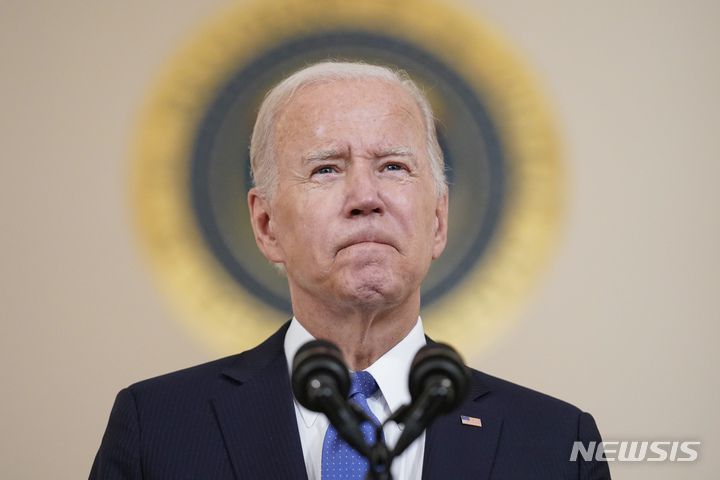 [워싱턴=AP/뉴시스]미 정치전문매체 폴리티코는 22일(현지시간) 에밀리스리스트, 미국가족계획연맹 등 3개 임신중절(낙태)권 지지 단체가 오는 23일 미 대법원의 '로 대 웨이드' 판례 번복 1주년 관련 행사를 열고 바이든 대통령과 카멀리 해리스 부통령에 대한 지지를 발표할 것이라고 보도했다. 사진은 지난해 6월24일 조 바이든 미국 대통령이 백악관에서 대법원의 낙태 권리 폐기 판결과 관련해 발언하고 있는 모습. 2023.6.23