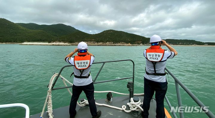[완도=뉴시스] 전남 완도해양경찰서 수색대원들이 27일 완도군 신지면 해상에서 교외체험학습을 신청하고 실종된 광주 초등학생과 30대 부부를 찾기 위해 해상 수색을 진행하고 있다. (사진=완도해양경찰서 제공). 2022.06.27. photo@newsis.com *재판매 및 DB 금지
