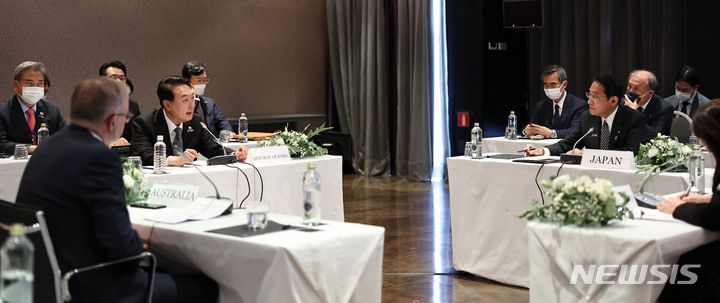 [마드리드=뉴시스] 전신 기자 = 윤석열 대통령이 29일(현지시간) 마드리드 매리어트 페리아 호텔에서 아태 파트너 4개국(한·일·호주·뉴질랜드) 정상 회동을 하고 있다. 왼쪽부터 앤서니 노먼 알바니지 호주 총리, 윤 대통령, 기시다 후미오 일본 총리. (사진=대통령실 제공) 2022.06.29. photo@newsis.com