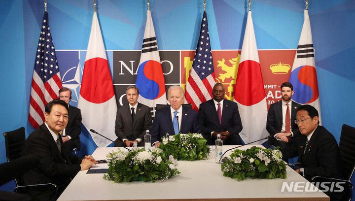 [마드리드=뉴시스] 윤석열 대통령이 29일(현지시간) 마드리드 이페마(IFEMA)에서 조 바이든 미국 대통령, 기시다 후미오 일본 총리와 한미일 정상회담을 하고 있다. 2022.06.29. photo1006@newsis.com