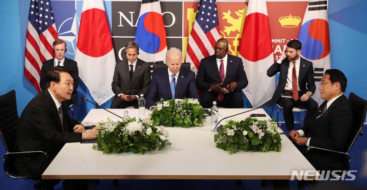 [마드리드=뉴시스] 전신 기자 = 윤석열 대통령이 지난 6월29일(현지시간) 마드리드 이페마(IFEMA)에서 조 바이든 미국 대통령, 기시다 후미오 일본 총리와 한미일 정상회담을 하고 있다. 2022.11.11.photo1006@newsis.com