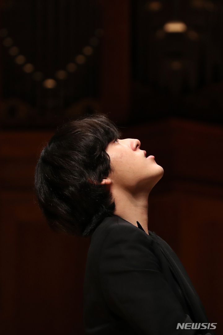 [서울=뉴시스] 박진희 기자 = 피아니스트 임윤찬이 30일 서울 서초구 한예종 서초동캠퍼스 이강숙홀에서 기자간담회에 앞서 연주를 하고 있다. 임윤찬은 지난 18일 미국 반 클라이번 국제 피아노 콩쿠르에서 역사상 최연소로 우승했다. 2022.06.30. pak7130@newsis.com