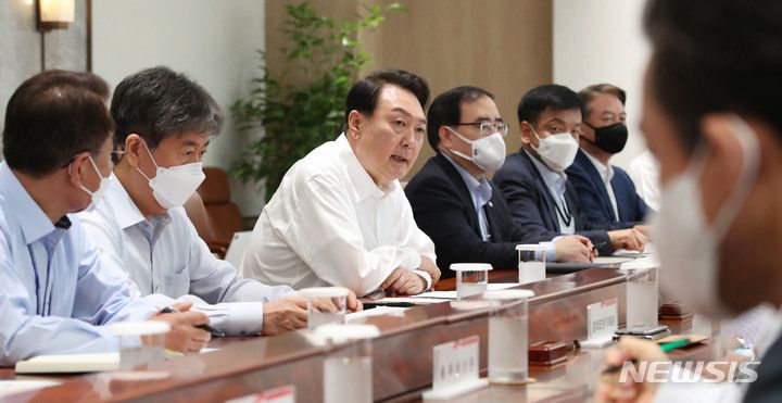 [서울=뉴시스] 홍효식 기자 = 윤석열 대통령이 지난 4일 서울 용산 대통령실 청사에서 수석비서관회의를 주재하고 있다. 2022.07.04. yesphoto@newsis.com