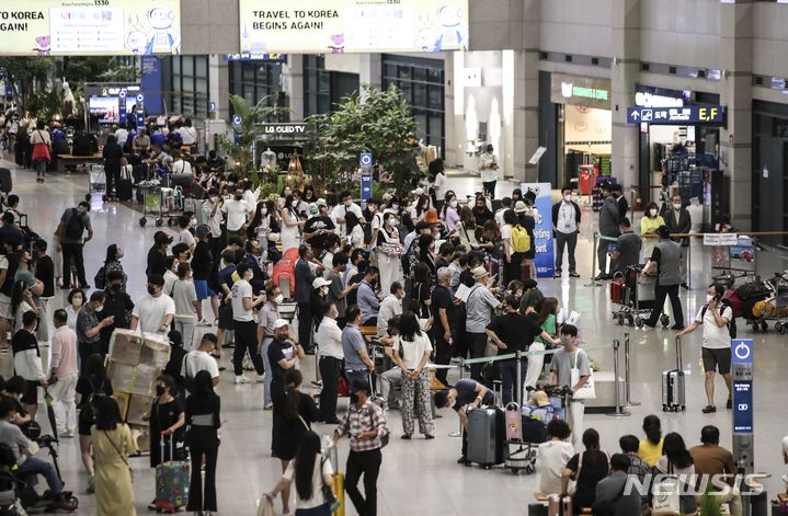[인천공항=뉴시스] 김근수기자 = 국내 신종 코로나바이러스감염증(코로나19)의 6차 대유행이 우려되는 7일 오전 인천공항 제1여객터미널 입국장이 시민들로 붐비고 있다 .2022.07.07. ks@newsis.com