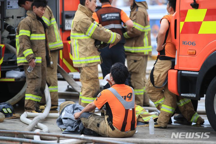 [제주=뉴시스] 우장호 기자 =  한 소방대원이 화재 현장에서 목을 축이며 잠시 휴식을 취하고 있다. 2022.07.07. woo1223@newsis.com