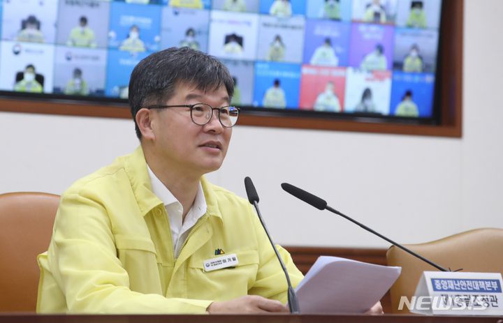 [서울=뉴시스] 김명원 기자 = 이기일 중앙재난안전대책본부 제1총괄조정관(보건복지부 제2차관)이 지난 8일 오전 서울 종로구 정부서울청사에서 열린 코로나19 중앙재난안전대책본부(중대본) 회의에 참석해 발언하고 있다. 2022.07.18. kmx1105@newsis.com