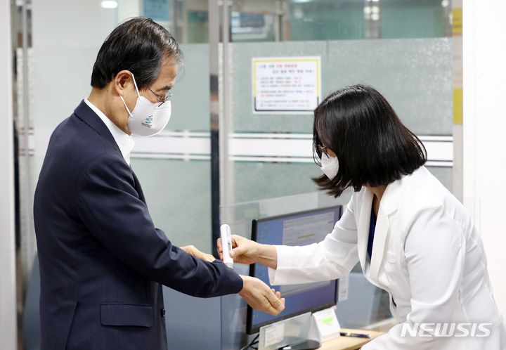 [서울=뉴시스] 배훈식 기자 = 한덕수 국무총리가 8일 오후 서울 종로구 보건소에서 코로나19 백신 4차 접종(모더나)에 앞서 체온을 측정하고 있다. (공동취재사진) 2022.07.08. photo@newsis.com