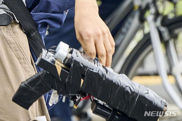 [나라(일본)=AP/뉴시스]아베 신조 전 일본 총리 총격 사건의 용의자인 야마가미 데쓰야가 지난 8일 총격 당시 사용한 사체총기. 2022.07.25.