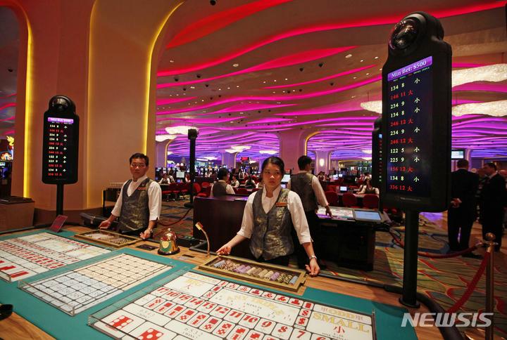 [마카오(중국)=AP/뉴시스]지난 2012년 9월20일 마카오의 샌즈 코타이 센트럴의 카지노 내부 풍경. 아시아 도박의 중심지 마카오의 카지노와 다른 대부분의 사업체들이 11일부터 최소 1주일 동안 폐쇄 조치가 내려지면서 이날 마카오의 도박장 거리는 텅 비어 마치 유령도시를 떠올리게 하고 있다. 2022.7.11