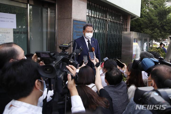 [서울=뉴시스] 배훈식 기자 = 박진 외교부 장관이 11일 오전 서울 종로구 일본대사관 공보문화원에 마련된 아베 신조 전 일본 총리 분향소를 찾아 조문한 뒤 취재진의 질문에 답하고 있다. (공동취재사진) 2022.07.11. photo@newsis.com