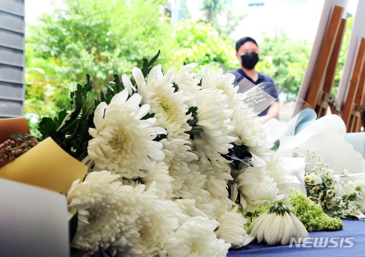 [인천=뉴시스] 김동영 기자 = 인하대학교 캠퍼스에서 피를 흘리며 쓰러진 채 발견된 20대 여대생이 사망한 사건과 관련 17일 오후 여대생이 발견된 현장인 인천 미추홀구 인하대학교 한 건물 앞에 추모공간이 마련돼 있다. 2022.07.17. dy0121@newsis.com