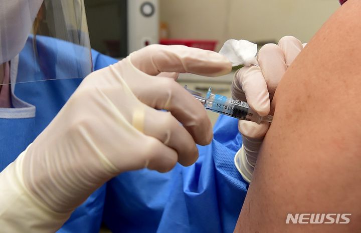 [대구=뉴시스] 이무열 기자 = 50대 연령층에 대한 코로나19 4차 백신 접종이 시작된 지난 7월18일 오전 대구 수성구 한 병원에서 시민이 백신 접종을 받고 있다. 2022.07.18. lmy@newsis.com