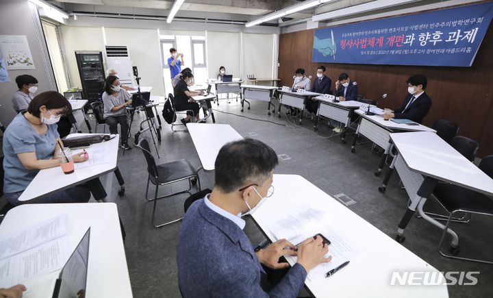 [서울=뉴시스] 김근수 기자 = 오병두 참여연대 형사사법개혁사업단장이 18일 오후 서울시 종로구 참여연대 아름드리홀에서 열린 '검·경개혁을 위한 형사사법체계 개편과 향후 과제' 토론회에서 발언하고 있다.  2022.07.18. ks@newsis.com