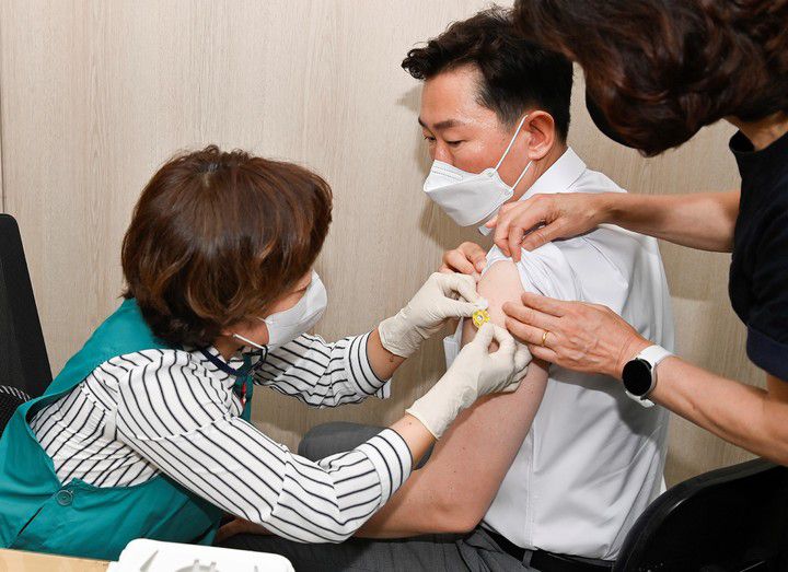 지난 18일 원강수 강원 원주시장의 코로나19 백신 4차 접종 모습. (사진=원주시 제공)  *재판매 및 DB 금지