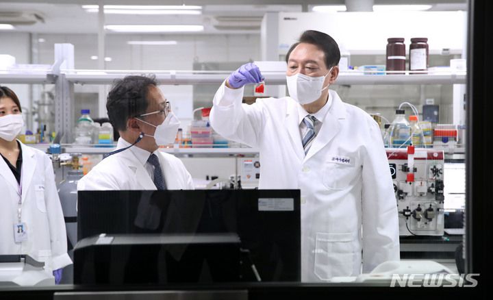 [성남=뉴시스] 전신 기자 = 윤석열 대통령이 27일 경기도 성남 분당서울대학교병원 헬스케어 혁신파크에서 열린 제4차 비상경제민생회의에 앞서 (주)아이엠지티 연구소를 방문해 나노 약물 입자 크기 측정 시연을 하고 있다. 2022.07.27. photo1006@newsis.com