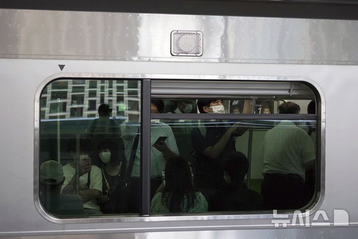 [도쿄=AP/뉴시스]2022년 7월27일 도쿄의 지하철 모습. 2025.6.4