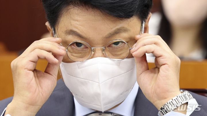 [서울=뉴시스] 최진석 기자 = 28일 국회에서 열린 행정안전위원회 전체회의에서 장제원 국민의힘 의원이 안경을 고쳐쓰고 있다. (공동취재사진) 2022.07.28. photo@newsis.com