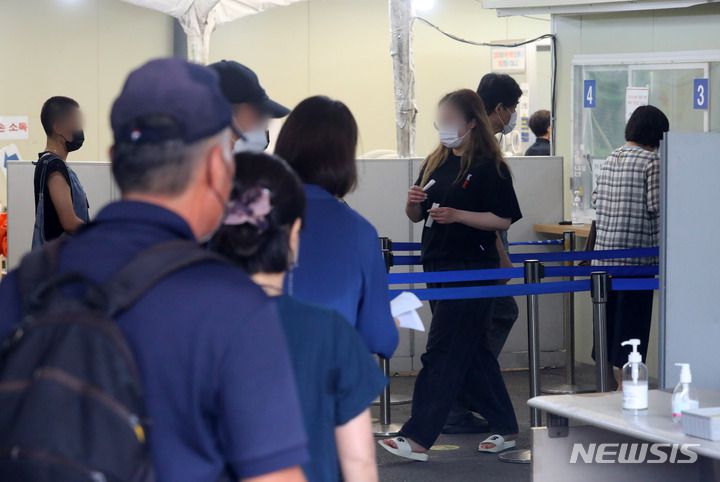 [서울=뉴시스] 배훈식 기자 = 코로나19 신규 확진자가 연이어 8만명 대로 집계된 지난 29일 오전 서울 송파구 보건소 코로나19 선별진료소에서 검사를 받으려는 시민들이 순서를 기다리고 있다. 2022.07.29. dahora83@newsis.com