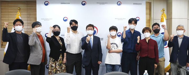 [서울=뉴시스] 박보균(왼쪽 다섯번째) 문화체육관광부 장관이 29일 서울 용산구 문체부 저작권보호과 서울사무소에서 열린 웹툰 업계 간담회에 참석해 웹툰 업계 관계자들과 기념촬영을 하고 있다. (사진=문화체육관광부 제공) 2022.07.29. newsis@photo.com *재판매 및 DB 금지