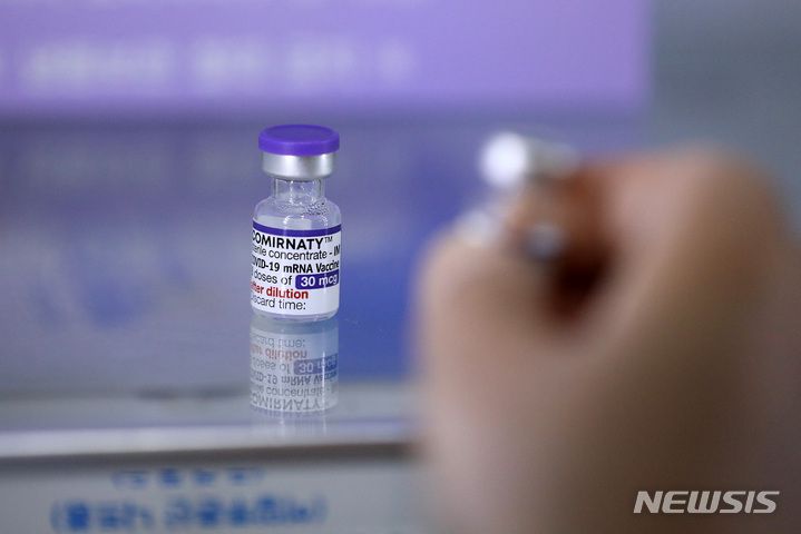 [서울=뉴시스] 백동현 기자 = 2일 오전 서울 시내 한 동네 병·의원에서 의료진이 코로나19 화이자 백신을 꺼내고 있다. 2022.08.02. livertrent@newsis.com