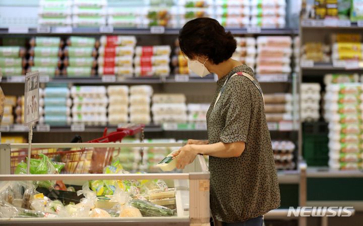 [서울=뉴시스] 백동현 기자 = 3일 오전 서울 시내 한 대형마트에서 시민이 장을 보고 있다. 이날 통계청이 발표한 7월 소비자물가동향에 따르면 지난달 소비자물가지수는 108.74(2020=100)로 1년 전보다 6.3% 상승, 6월에 이어 두 달 연속 6%대 고공행진을 거듭했다. 이는 1998년 11월(6.8%) 이후 23년 8개월 만에 최대 상승 폭이다. 2022.08.03. livertrent@newsis.com
