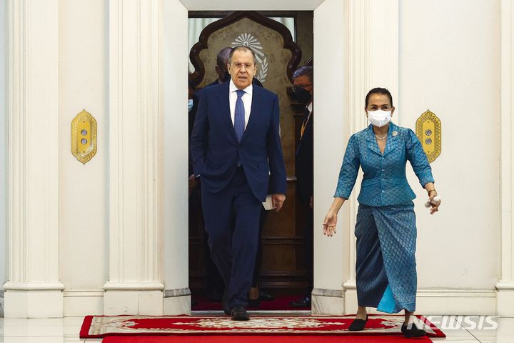 [프놈펜(캄보디아=AP/뉴시스]세르게이 라브로프 러시아 외무장관이 4일(현지시간) 캄보디아 프놈펜에서 열린 제55회 아세안 외교장관회의과 별도로 캄보디아 훈 센 총리와의 회담에 참석하기 위해 도착하고 있다. 2022.08.04.