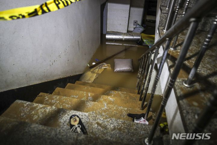 [서울=뉴시스] 정병혁 기자 = 지난 8일 내린 많은 비로 서울 관악구에 위치한 한 빌라 반지하가 침수돼 일가족 3명이 갇혀 사망했다. 사진은 9일 오후 서울 관악구에 위치한 사고가 발생한 빌라에 물이 차있는 모습. 2022.08.09. jhope@newsis.com